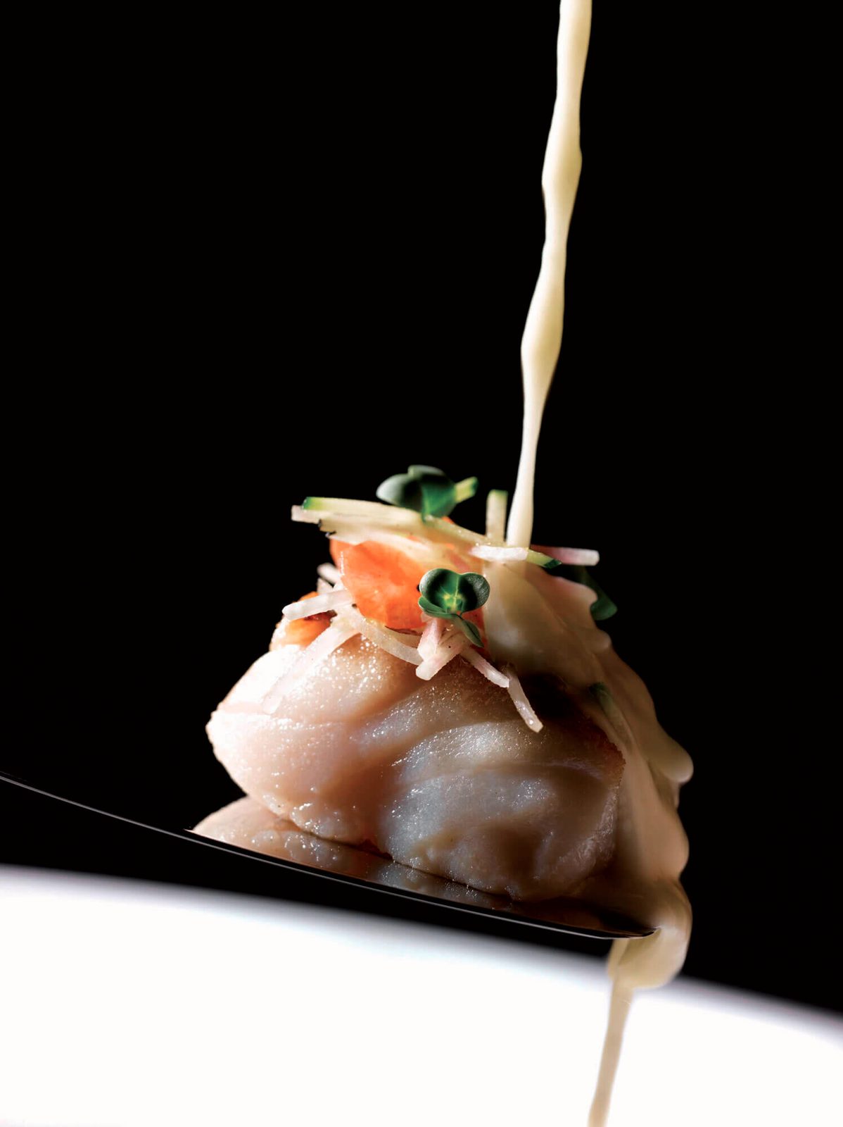 Raviole nappée d'un jus, plat signature du restaurant Le Garage à Martigues
